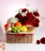 Giỏ trái cây và hoa tươi