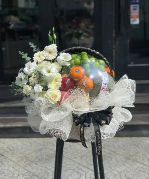 Đặt giỏ trái cây kèm hoa tươi